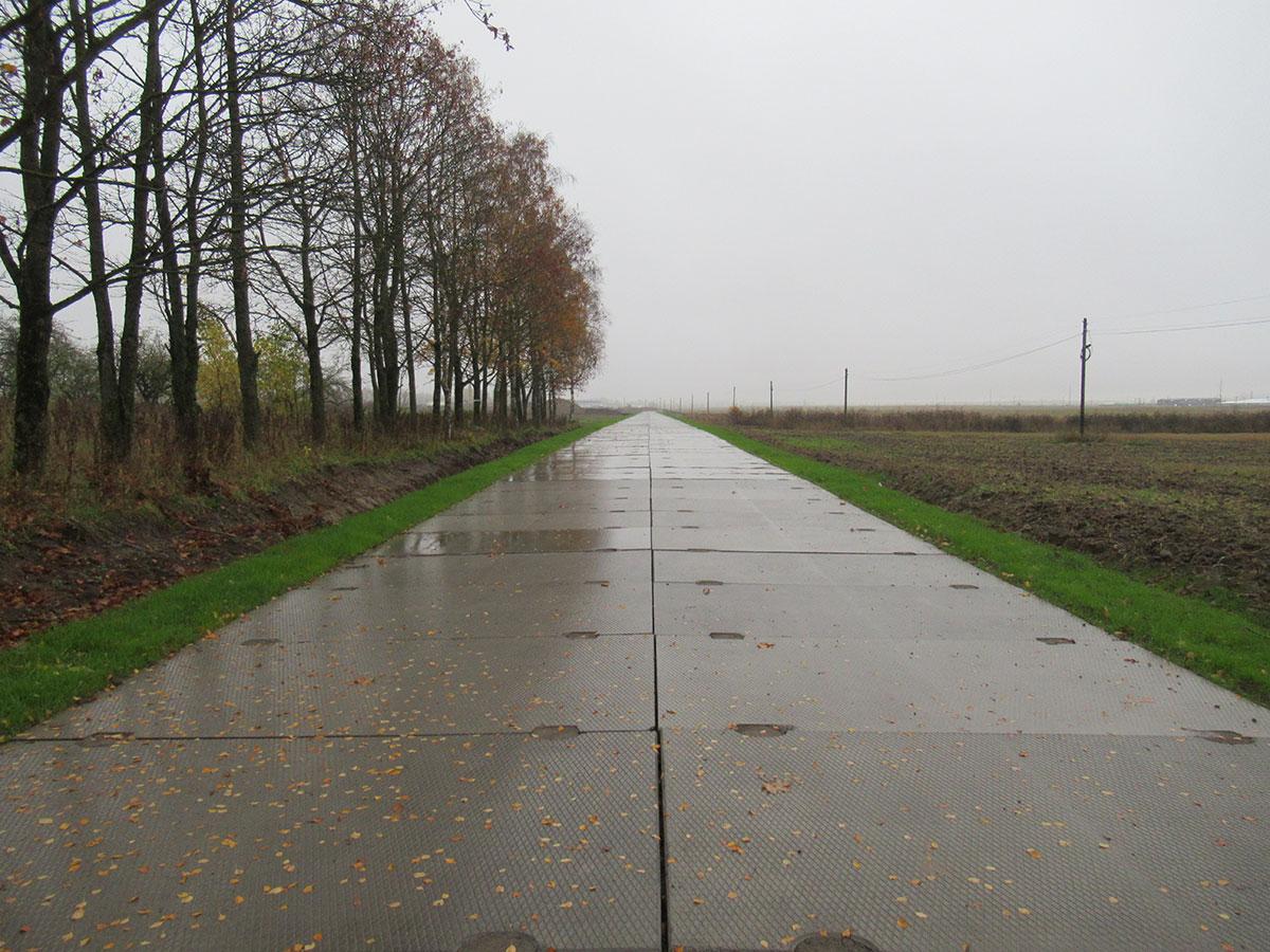 Общий вид дороги из дорожных плит Общий вид дороги из дорожных плит