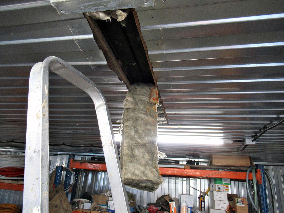 Вскрытие потолка в модульном здании из блок-контейнеров с видимым намоканием утеплителя