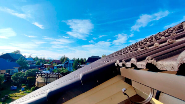 Кровля из керамической черепицы на доме после выполнения работ по договору подряда